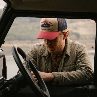 Lippis - Black River Tradition Of Speed Trucker (beige/tummansininen/punainen)