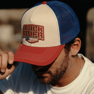 Lippis - Black River Frontier Trucker (luonnonvalkoinen/sininen/punainen)