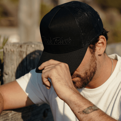 Lippis - Black River Classic Trucker (musta)