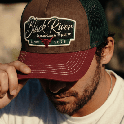 Lippis - Black River Outlaw Trucker (ruskea/vihreä/punainen)