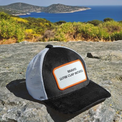 Lippis - Gårda Velvet Trucker Slow Clap (mustavalkoinen)