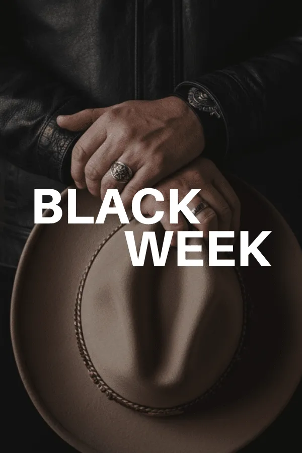 Värikkäistä lippalakeista koottu pyramidi, joissa on erilaisia tekstejä ja kuvioita, vaaleansinisellä taustalla.