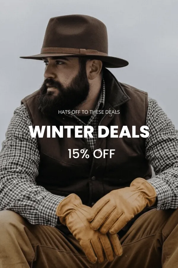 Värikkäistä lippalakeista koottu pyramidi, joissa on erilaisia tekstejä ja kuvioita, vaaleansinisellä taustalla.